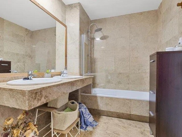 Apartamento con 3 Dormitorios  en San Pedro de Alcántara