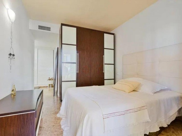 Apartamento con 3 Dormitorios  en San Pedro de Alcántara