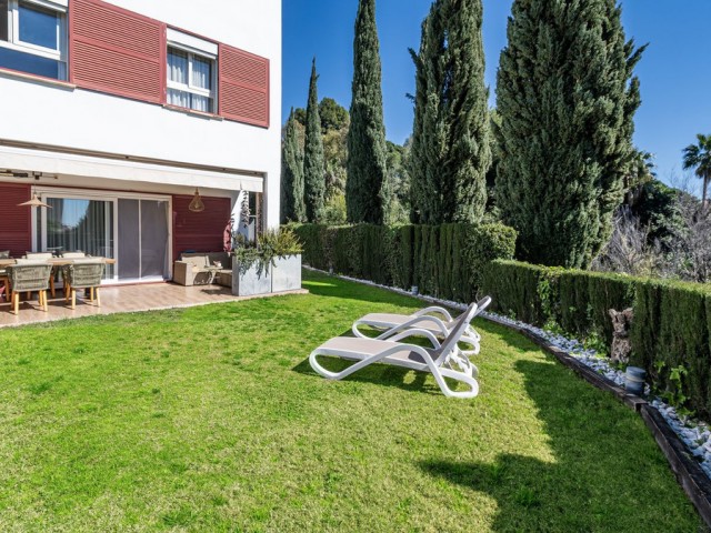 Adosado con 4 Dormitorios  en Benalmadena