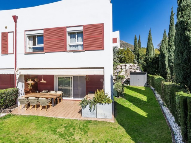 Adosado con 4 Dormitorios  en Benalmadena