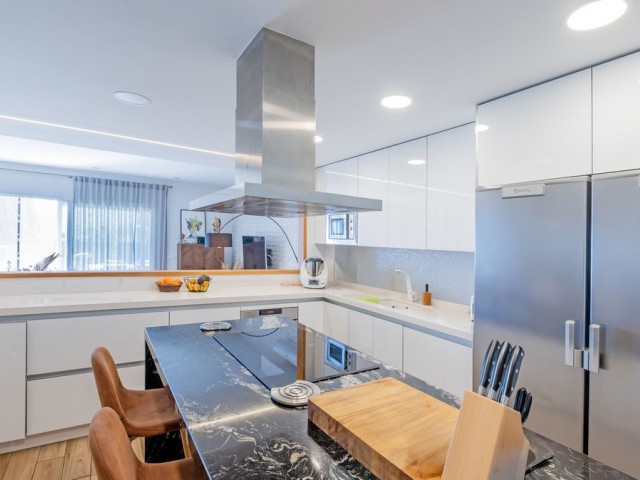 Adosado con 4 Dormitorios  en Benalmadena