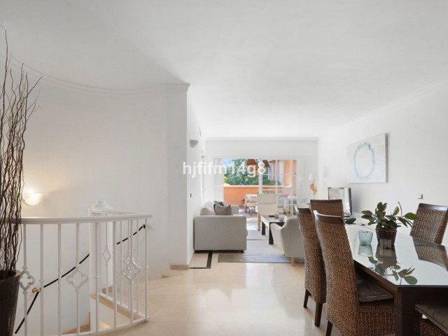 4 Bedrooms Apartment in Nueva Andalucía