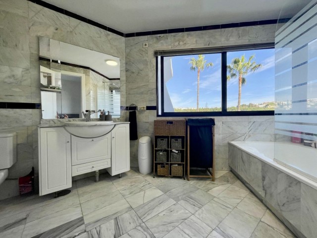 Adosado con 3 Dormitorios  en Benalmadena