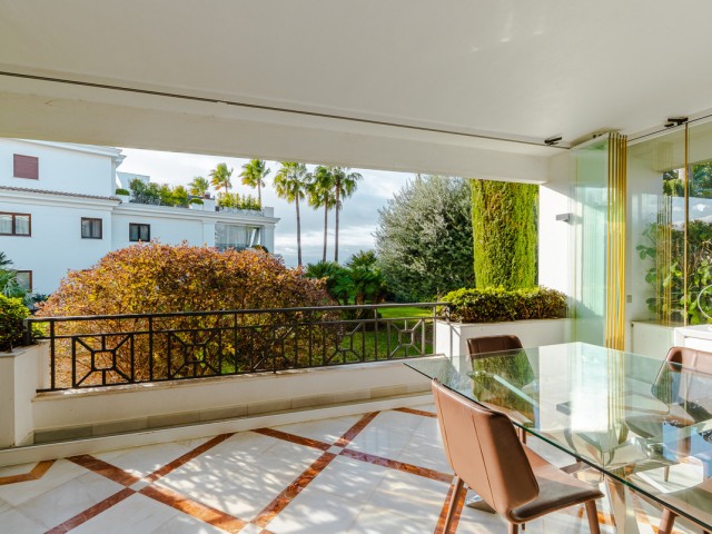 Apartamento con 3 Dormitorios  en Estepona