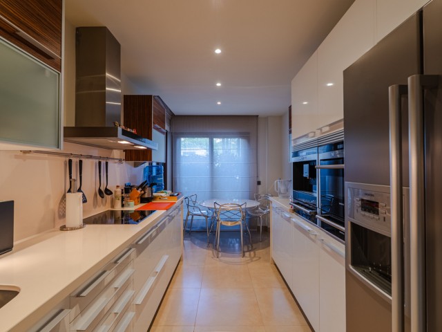 Apartamento con 3 Dormitorios  en Estepona