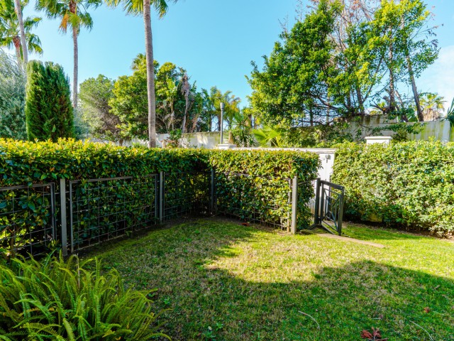 Apartamento con 3 Dormitorios  en Estepona