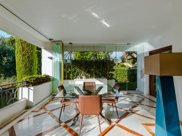 Apartamento con 3 Dormitorios  en Estepona