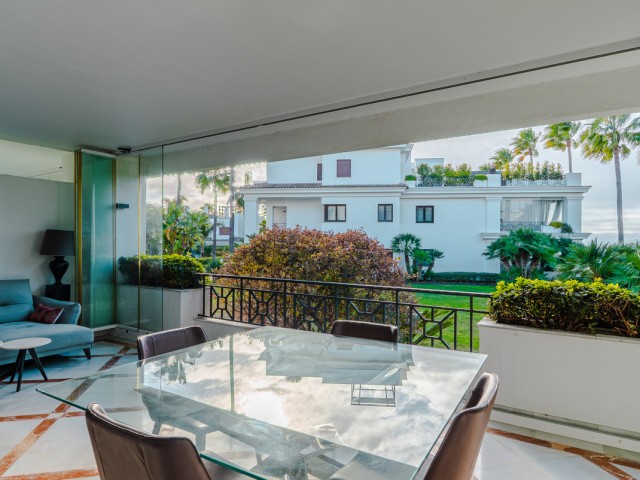 Apartamento con 3 Dormitorios  en Estepona