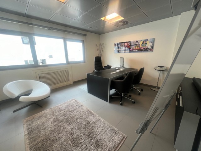 Comercial con 0 Dormitorios  en Puerto Banús