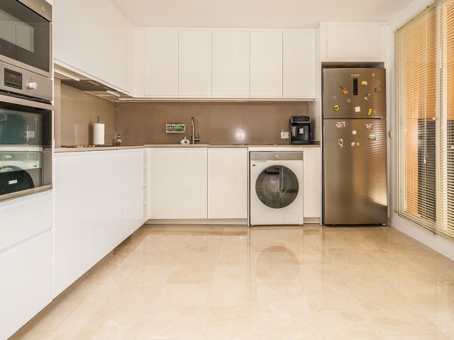 Ático con 2 Dormitorios  en Elviria