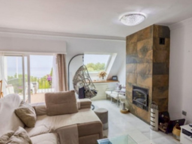 Maison mitoyenne avec 4 Chambres  à Estepona