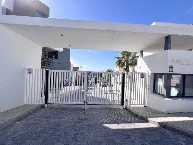 Apartamento con 3 Dormitorios  en Artola