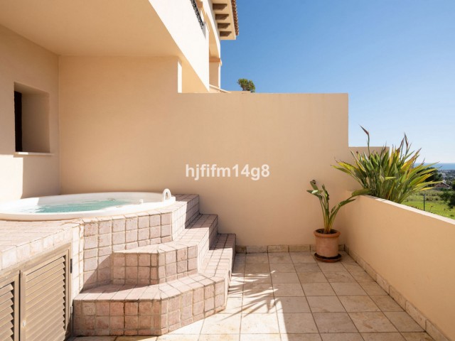 3 Bedrooms Apartment in Nueva Andalucía