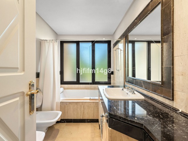 3 Bedrooms Apartment in Nueva Andalucía