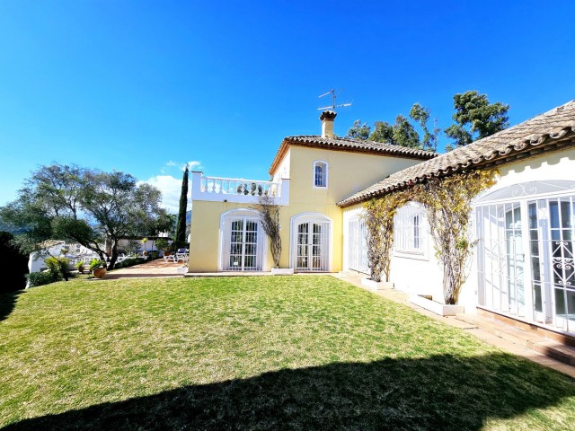 5 Bedrooms Villa in Benahavís