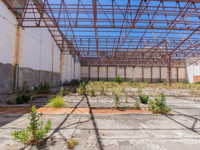 Comercial con 0 Dormitorios  en La Colina