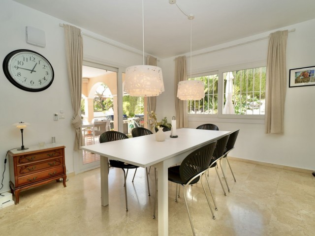 Villa con 5 Dormitorios  en La Capellania