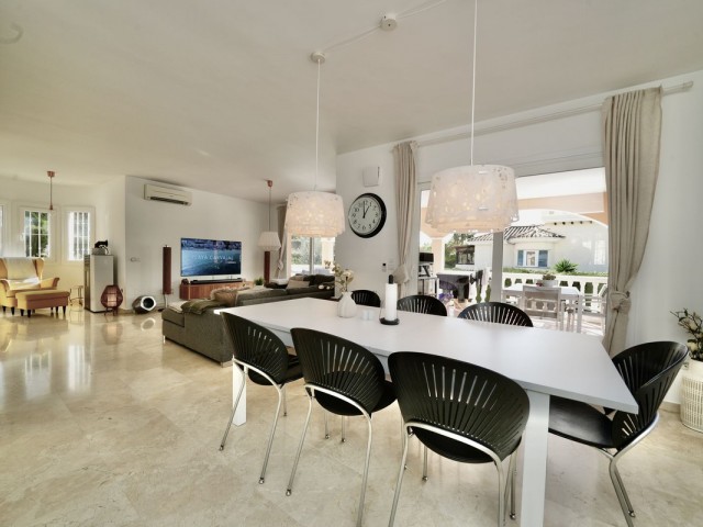 Villa con 5 Dormitorios  en La Capellania