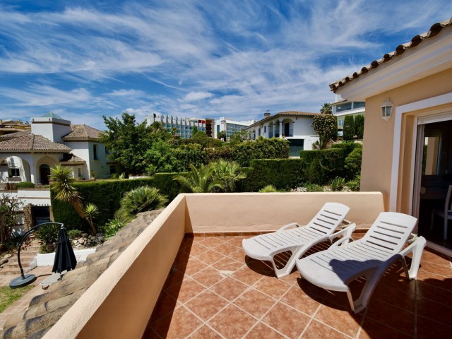 Villa con 5 Dormitorios  en La Capellania