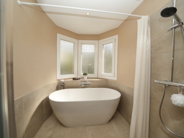 Villa con 5 Dormitorios  en La Capellania