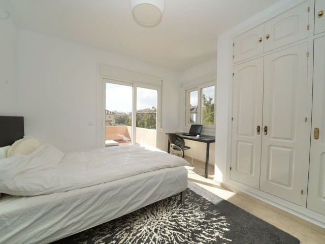 Villa con 5 Dormitorios  en La Capellania