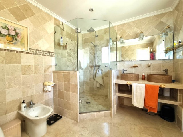 5 Bedrooms Villa in Benalmadena