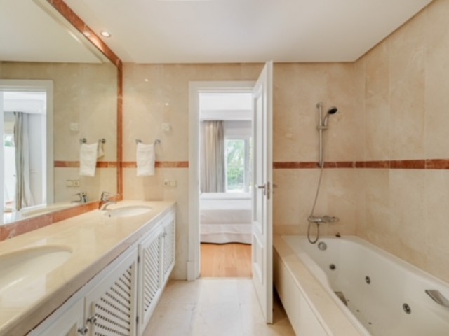 4 Soveroms Rekkehus i Estepona