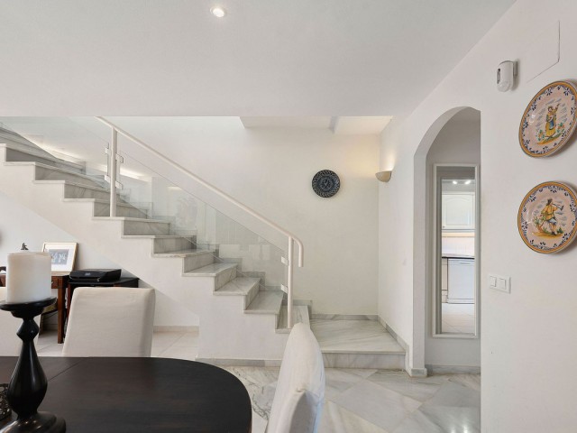 Maison mitoyenne avec 3 Chambres  à Nueva Andalucía