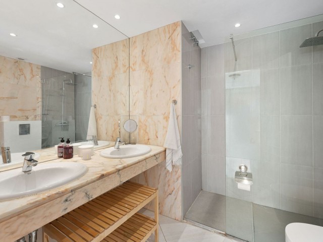 Maison mitoyenne avec 3 Chambres  à Nueva Andalucía