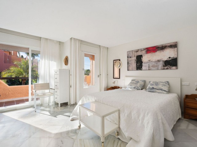 Maison mitoyenne avec 3 Chambres  à Nueva Andalucía