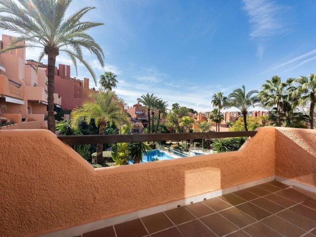 Maison mitoyenne avec 3 Chambres  à Nueva Andalucía