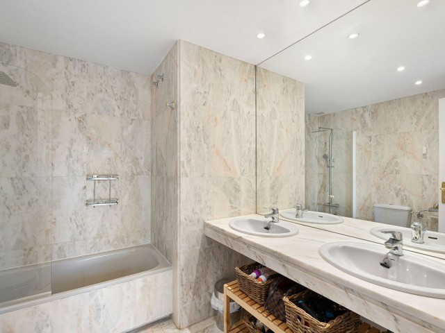 Maison mitoyenne avec 3 Chambres  à Nueva Andalucía