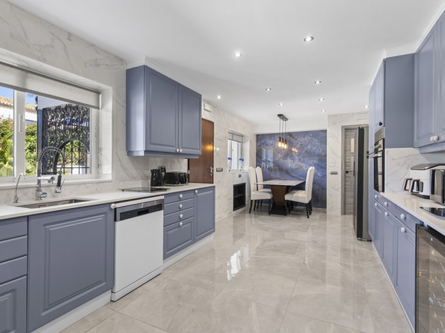 5 Soveroms Villa i Estepona