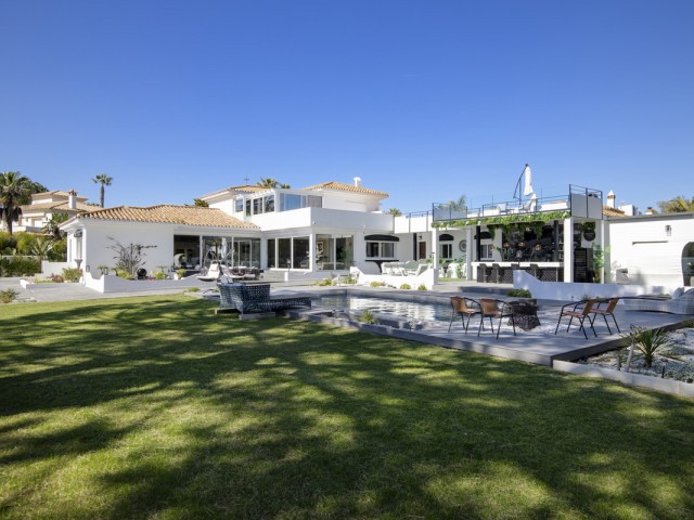 5 Soveroms Villa i Estepona