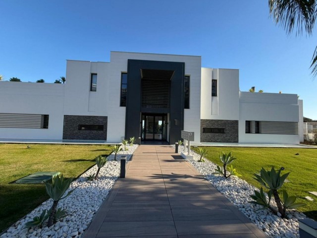 2 Bedrooms Apartment in Benahavís