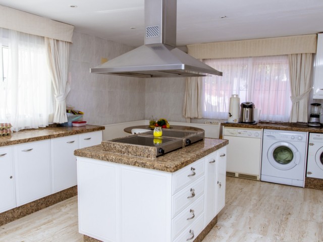 6 Schlafzimmer Villa in Estepona