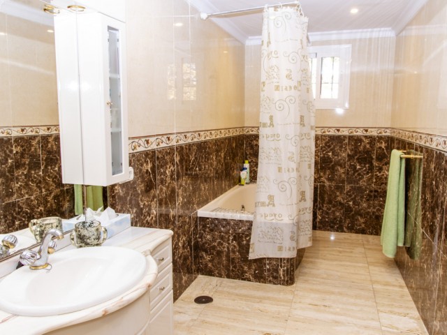 6 Schlafzimmer Villa in Estepona