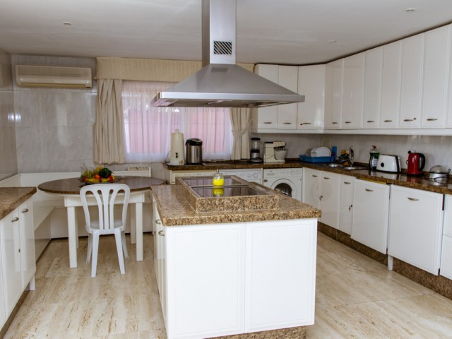 6 Makuuhuoneen Huvila Estepona