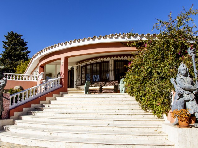 6 Bedrooms Villa in Estepona