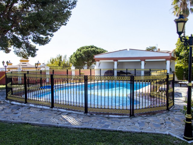 6 Bedrooms Villa in Estepona