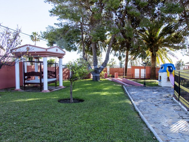 6 Bedrooms Villa in Estepona