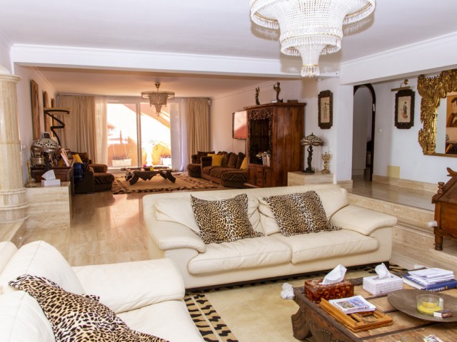 6 Bedrooms Villa in Estepona
