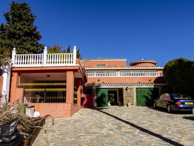 6 Bedrooms Villa in Estepona