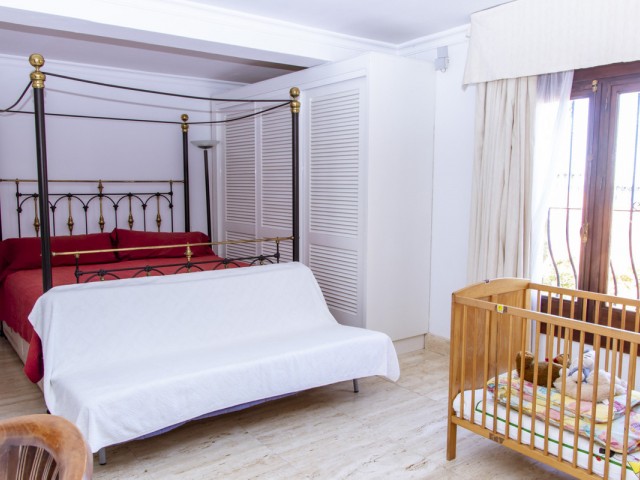 6 Bedrooms Villa in Estepona