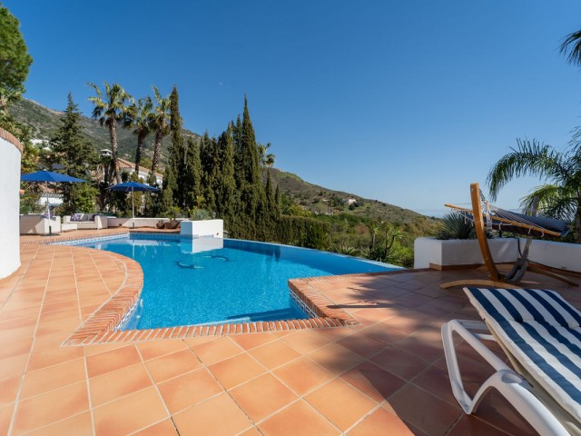 Villa avec 4 Chambres  à Valtocado