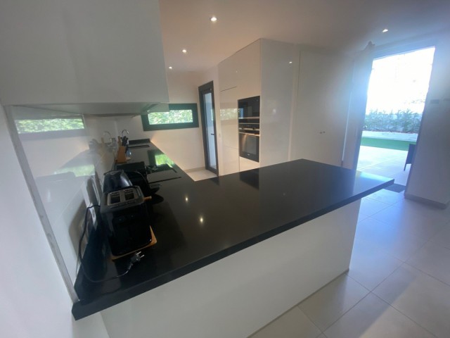 Adosado con 3 Dormitorios  en Estepona