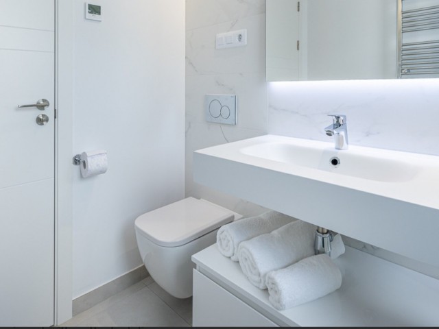 Adosado con 3 Dormitorios  en Estepona