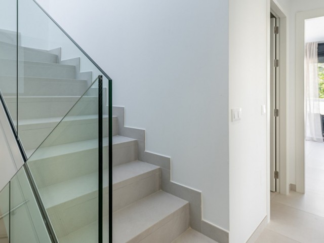 Adosado con 3 Dormitorios  en Estepona