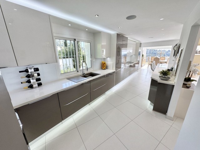 5 Bedrooms Villa in Calahonda