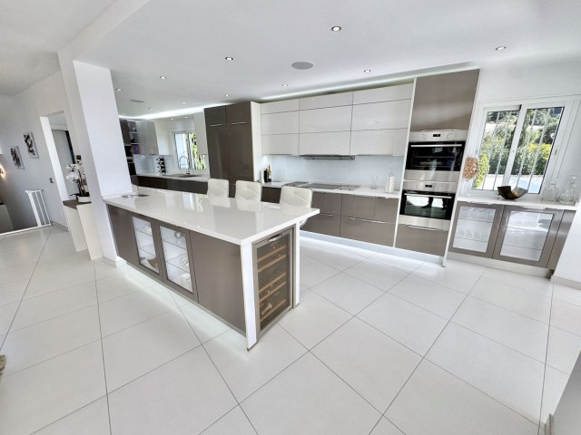 5 Bedrooms Villa in Calahonda
